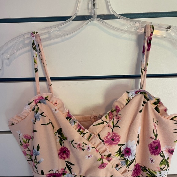 Women’s small pink floral mini dress from Francesca‘s - Picture 5 of 7